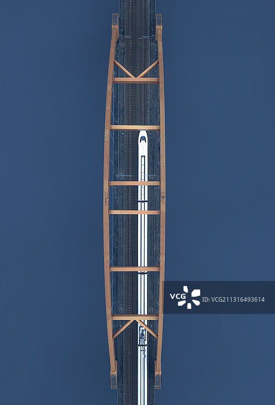 水面穿梭图片素材