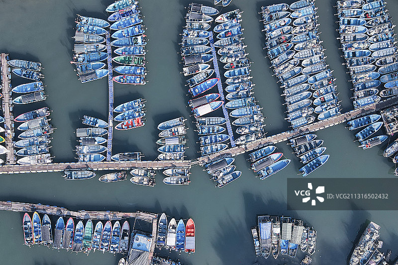 海边停靠的渔船图片素材