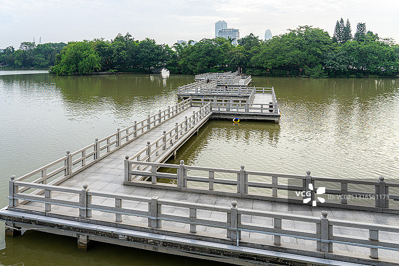 中国广东省惠州市惠州西湖景观和九曲桥图片素材