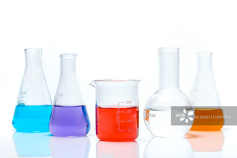白色背景上的烧杯和彩色液体烧瓶图片素材