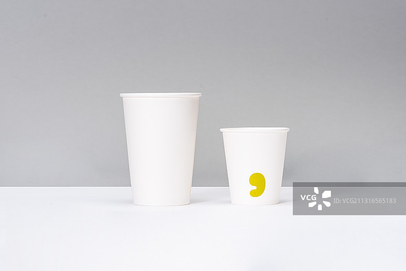 灰色背景上的种子图案纸杯图片素材