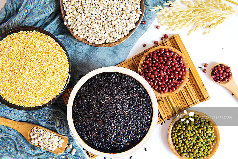 五谷杂粮，谷物粮食，紫米，小米，薏米，红豆，绿豆图片素材