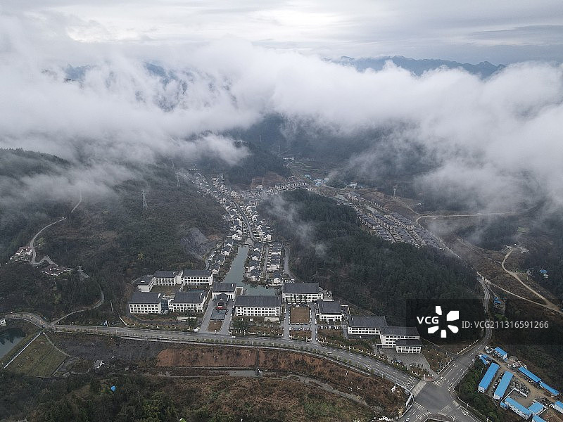 贵州省遵义市汇川区，云雾笼罩下的乡村公路图片素材