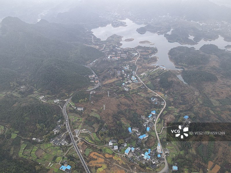 贵州省遵义市汇川区，云雾笼罩下的乡村公路图片素材