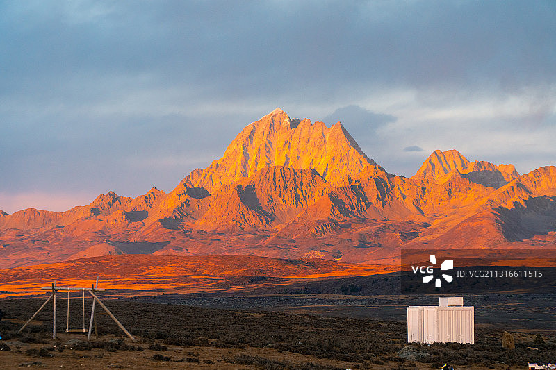 雅拉雪山日照金山 鱼子西拍摄图片素材