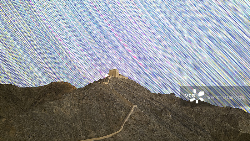 星轨下的悬臂长城图片素材