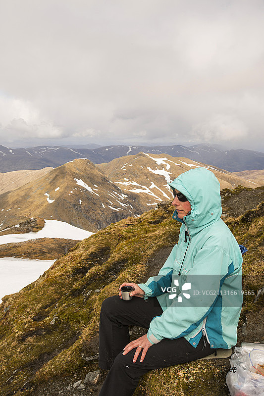 在苏格兰第十高峰本劳ers山顶上的徒步者图片素材