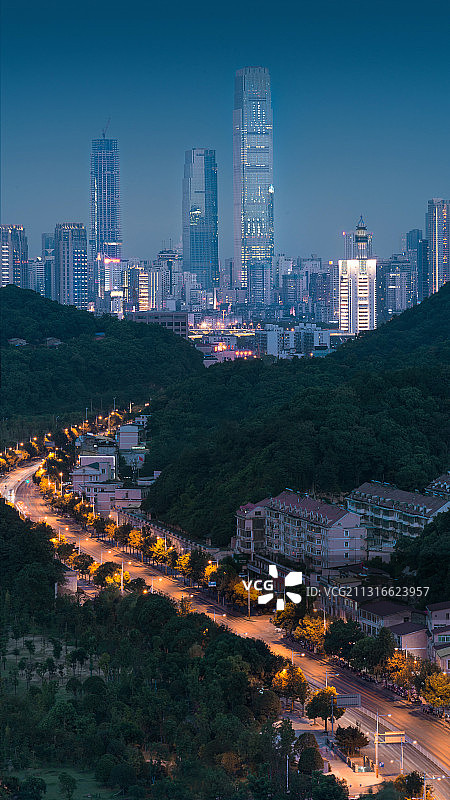 西湖公园视角下的长沙CBD九龙仓图片素材