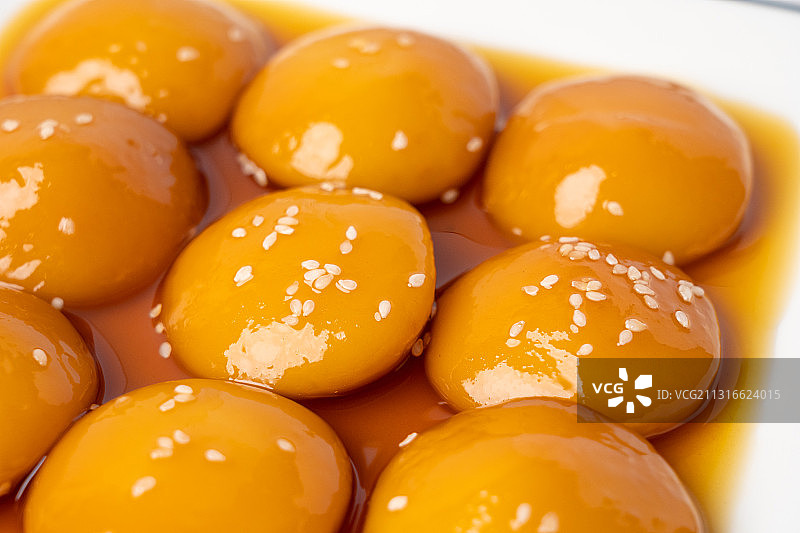 浅色背景中国湖南风味地道地方特色小吃挂糖糯米糍糍粑图片素材