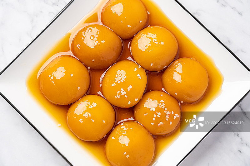 浅色背景中国湖南风味地道地方特色小吃挂糖糯米糍糍粑图片素材