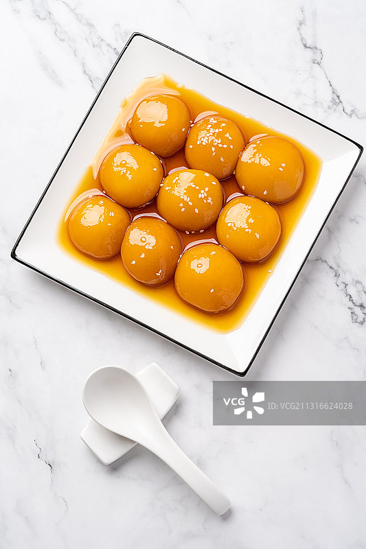 浅色背景中国湖南风味地道地方特色小吃挂糖糯米糍糍粑图片素材