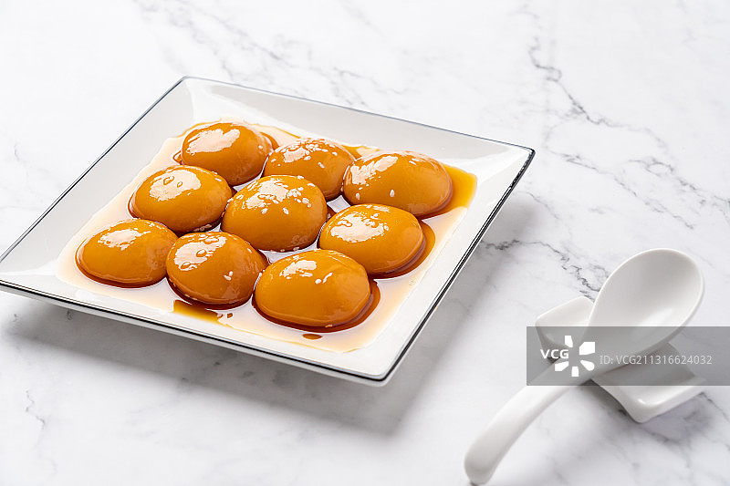 浅色背景中国湖南风味地道地方特色小吃挂糖糯米糍糍粑图片素材