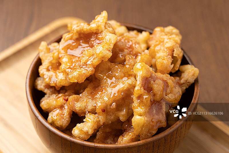古香古色木背景一大碗东北油炸食品酸甜可口家常菜锅包肉图片素材