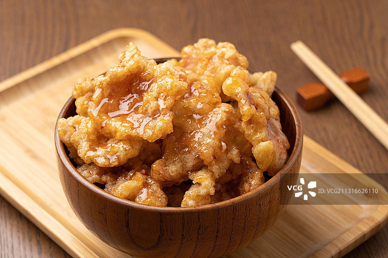 古香古色木背景一大碗东北油炸食品酸甜可口家常菜锅包肉图片素材