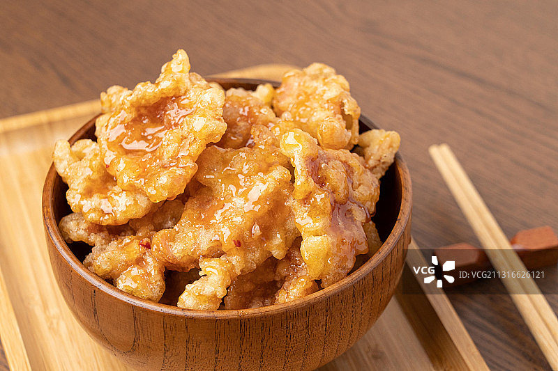 古香古色木背景一大碗东北油炸食品酸甜可口家常菜锅包肉图片素材