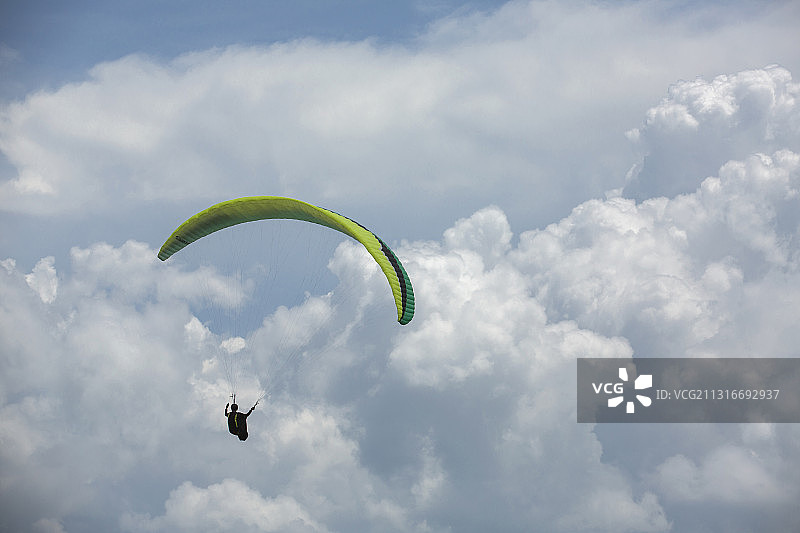 云端翱翔图片素材