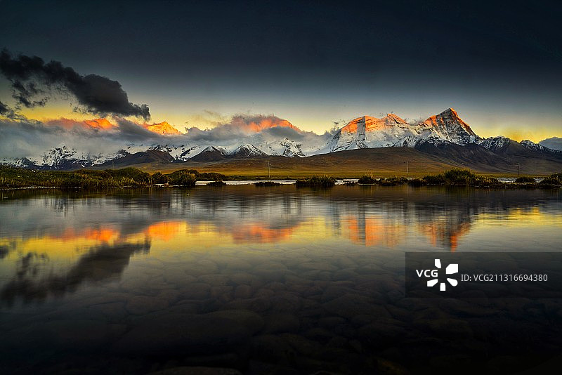 卓木拉日雪山与多庆措图片素材