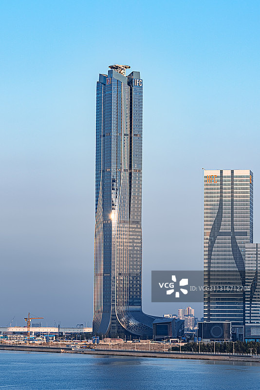 广东珠海 横琴金融岛城市建筑-澳门城市天际线滨水夜景图片素材