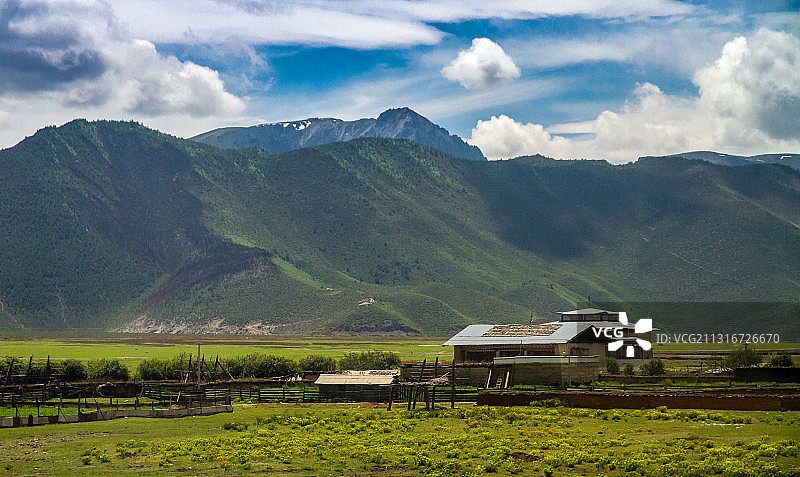 香格里拉的石卡雪山下图片素材