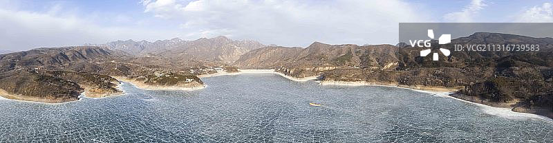 航拍冬季北京延庆白河堡水库大坝湖面结冰全景图图片素材