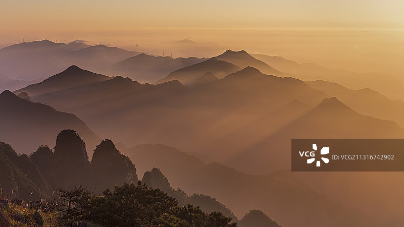 晨光下的山峰图片素材