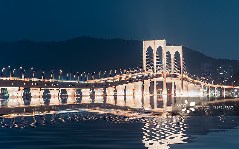 中国澳门西湾大桥水面反射图片素材
