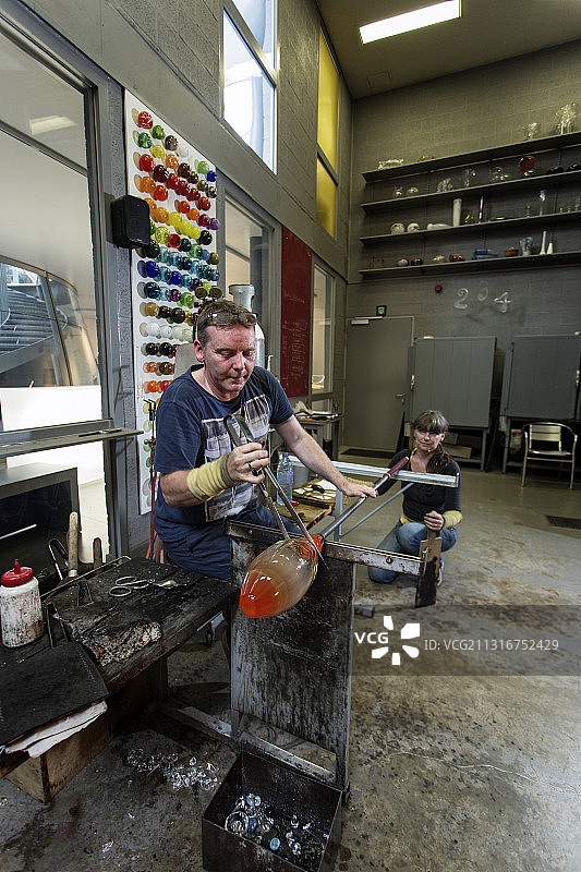 玻璃艺术家正在制作花瓶，纯手工图片素材