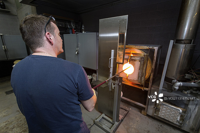 制作花瓶的玻璃艺术家图片素材