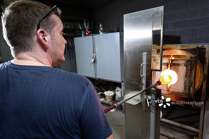 制作花瓶的玻璃艺术家图片素材