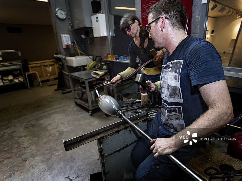 玻璃艺术家正在制作花瓶，纯手工图片素材