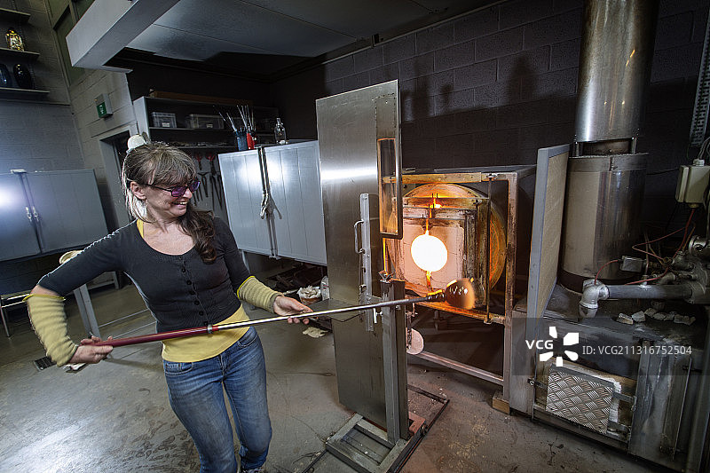 玻璃艺术家制作花瓶图片素材