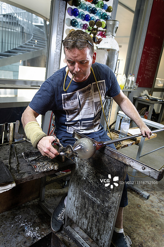 制作花瓶的玻璃艺术家图片素材
