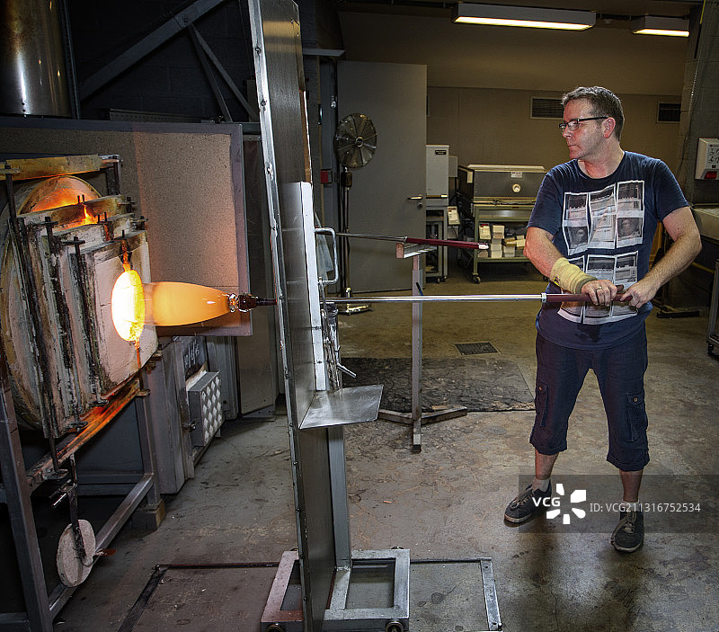 制作花瓶的玻璃艺术家图片素材