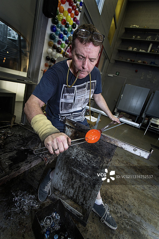 制作花瓶的玻璃艺术家图片素材