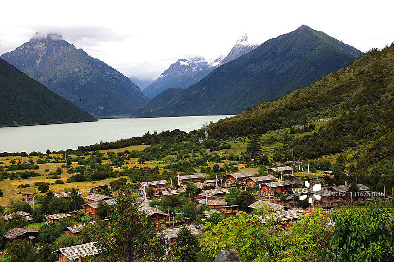 西藏，巴松湖风景图片素材