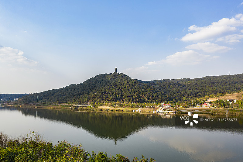远望青山塔图片素材