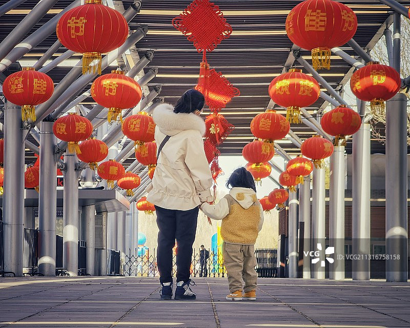 2021年春节，响应政府号召就地过年，一对母女逛游公园。图片素材