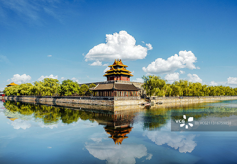 故宫角楼上飘浮的云朵图片素材