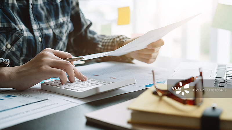 在办公室办公桌前工作的女商人（中部视角）图片素材