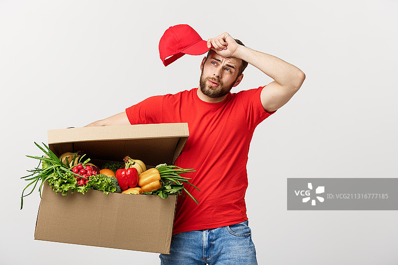 送货员拿着纸板箱的肖像，白色背景图片素材