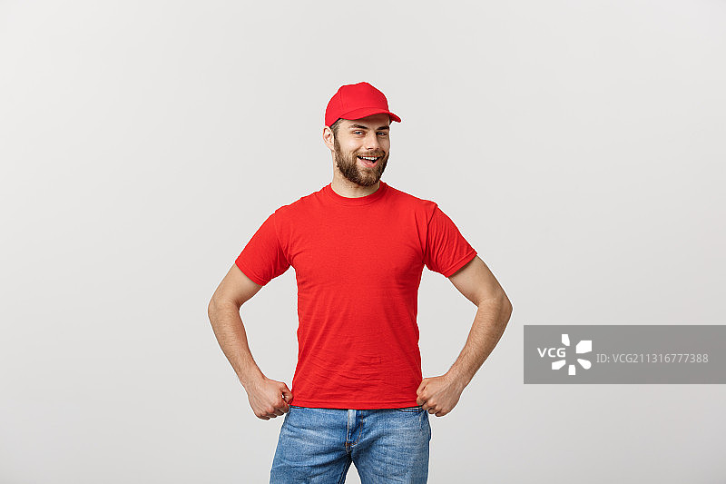 站在白色背景前的年轻送货员图片素材