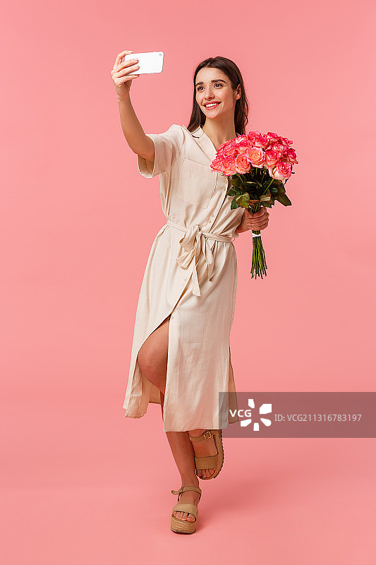 优雅漂亮的生日女孩竖版全身像图片素材