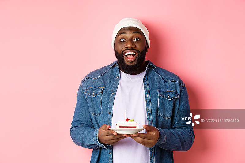 快乐的非洲裔美国男子庆祝生日并许愿图片素材