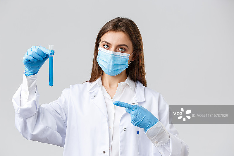 在白色背景下拿着注射器的女医生 портрет图片素材