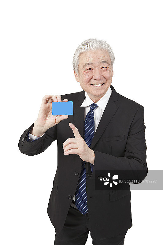 手持空白卡的商人肖像（白色背景）图片素材
