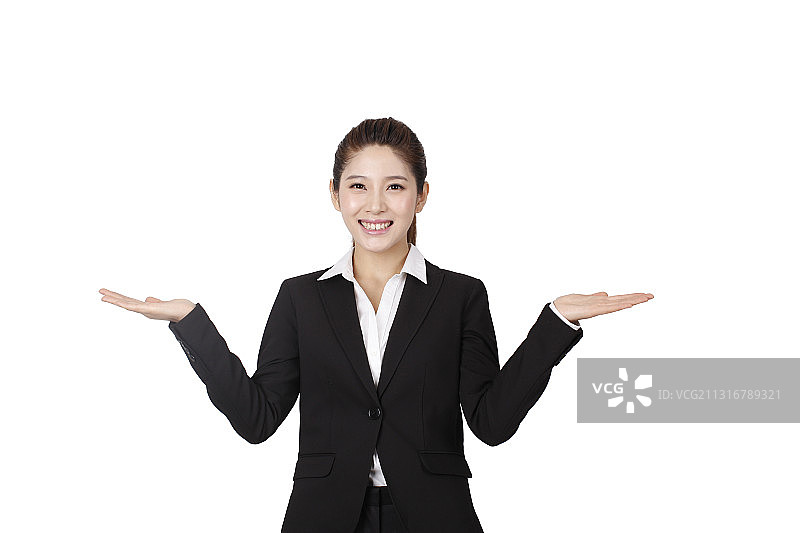 站在白色背景前做手势的微笑女商人肖像图片素材
