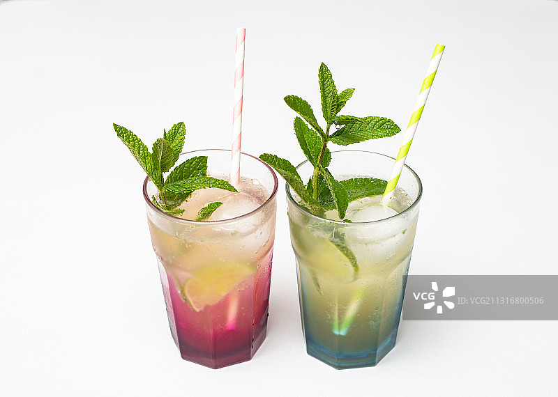 罗马尼亚白色背景下的玻璃杯饮料特写图片素材