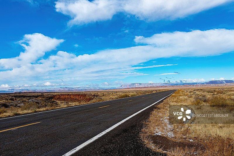 空旷的道路在田野中对着天空图片素材