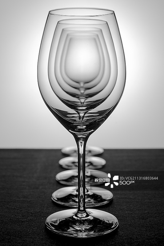 灰色背景下，餐桌上的葡萄酒杯特写图片素材