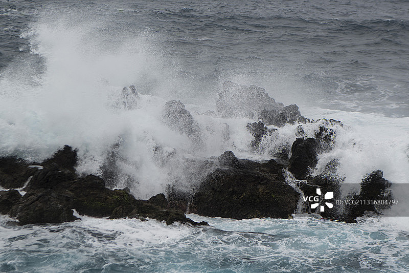 葡萄牙波尔图莫尼什海浪拍打岩石的高角度视图图片素材
